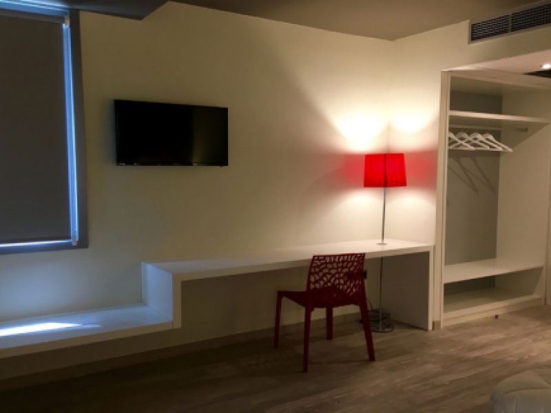 Escritorio y mobiliario auxiliar de la habitación doble Escritorio y mobiliario auxiliar de la habitación doble